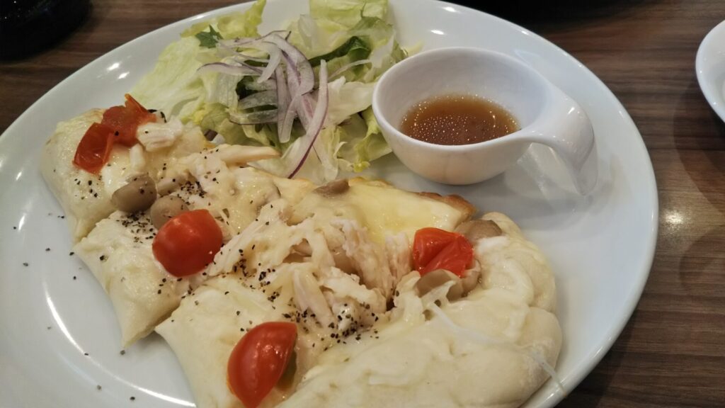 高倉町珈琲モーニング-ホワイトソースのナンピザ-2