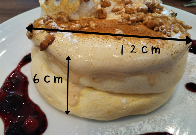 高倉町珈琲ほうじ茶クリームのリコッタパンケーキの大きさ